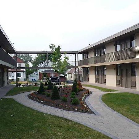 Niagara Plaza Hotel By Fairbridge Екстер'єр фото