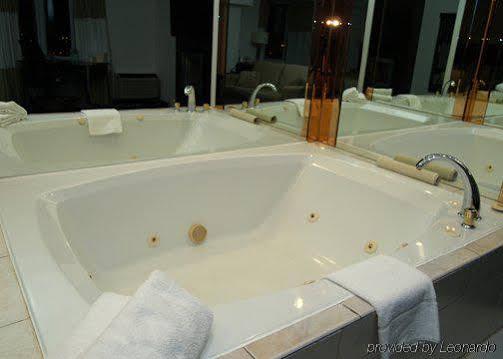 Niagara Plaza Hotel By Fairbridge Екстер'єр фото